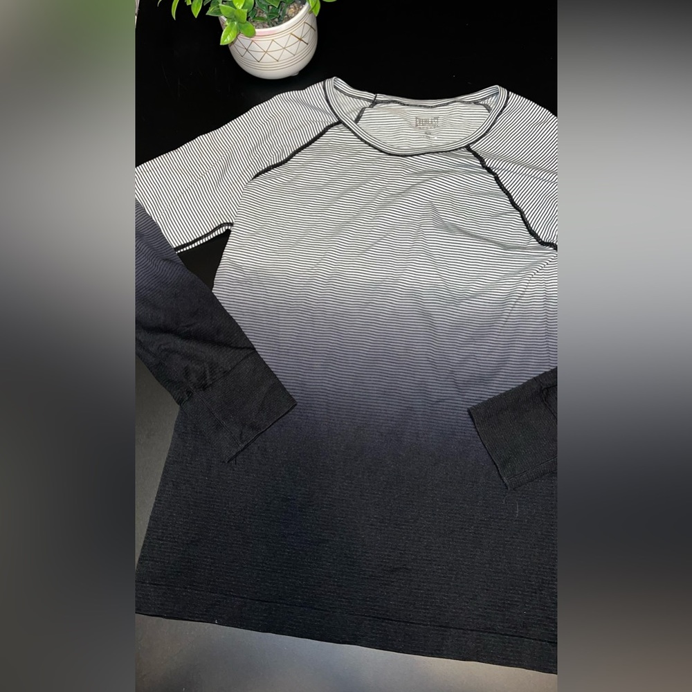 Everlast Athletic Long Sleeve top Grey and Black Ombré Size Medium EUC